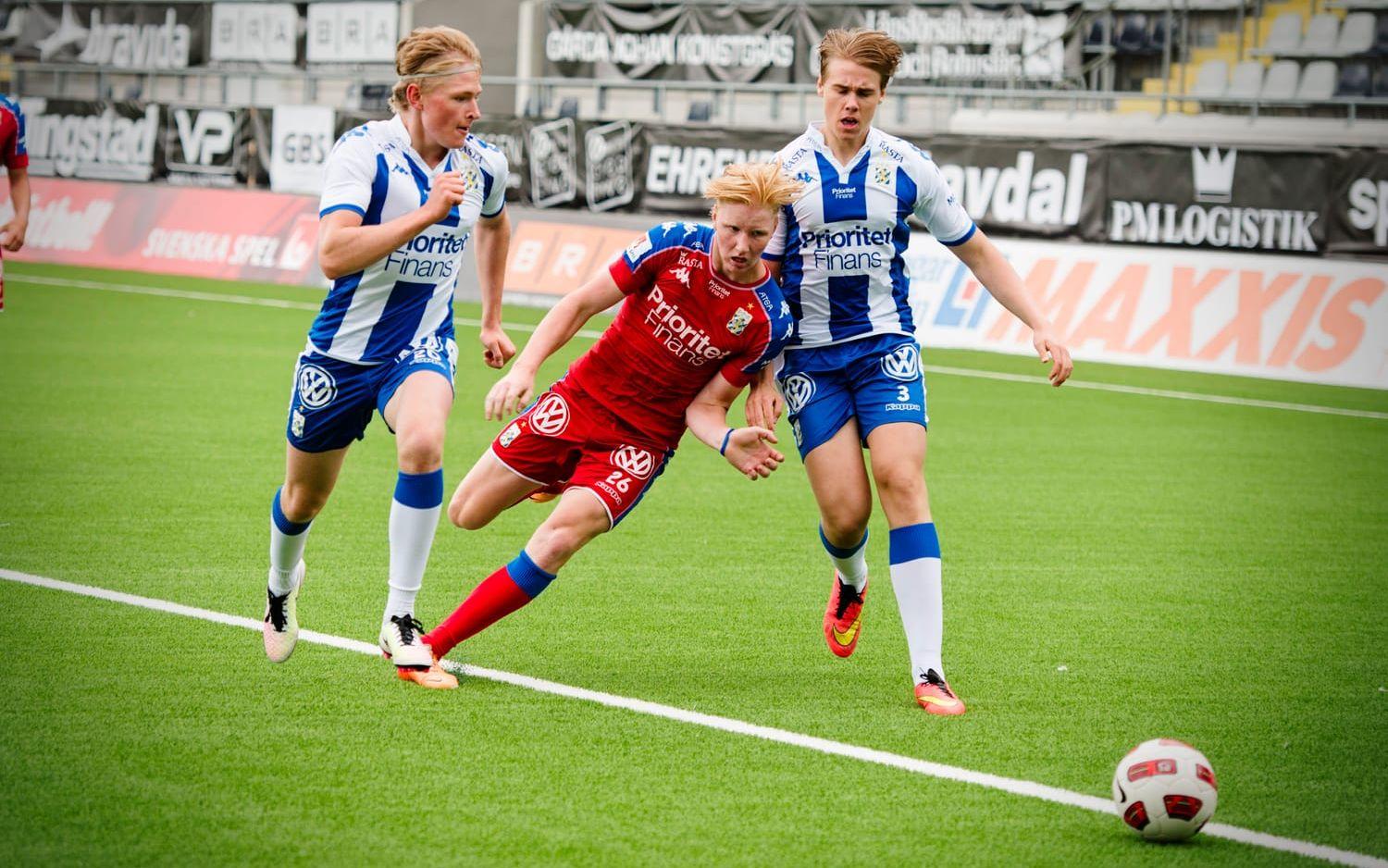 Frölundas stortalang Rasmus Dahlin (röd tröja) fick se sig besegrad när hans J18-grabbar förlorade med överlägsna 7-1. Bild: Jonas Lindstedt/GP