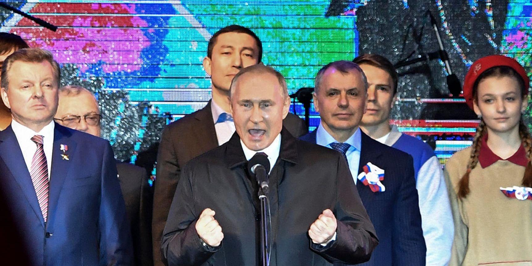 Rysslands president Vladimir Putin i ett tal i Simferopol på Krim i mars. Nu förlänger EU återigen sina sanktioner mot halvön, på grund av den ryska ockupationen. Arkivbild.