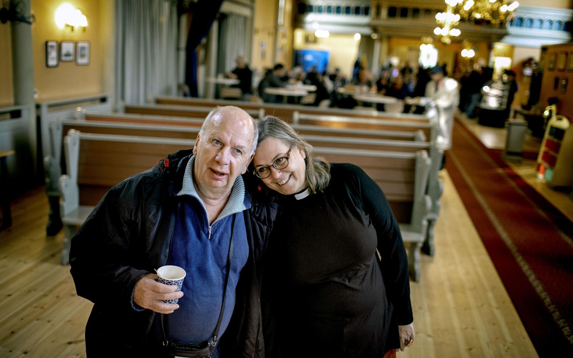 Bosse, 66 år och pensionär, och Katinka Randin, ansvarig för Stadsmissionens verksamhet i Sankt Johanneskyrkan dit många äldre söker sig.