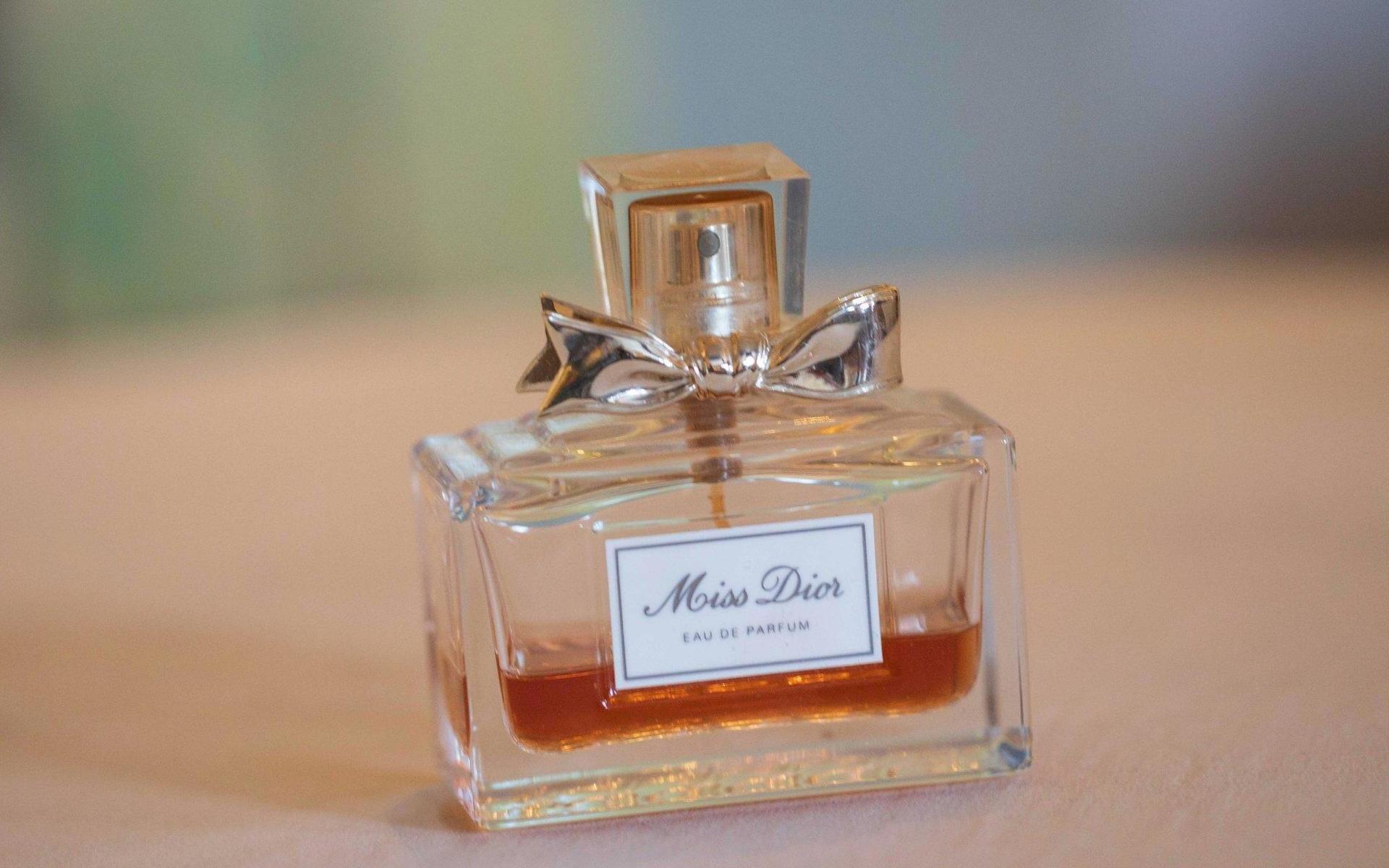 Miss Dior eau de parfum. 15-20 ml finns kvar i flaskan, enligt annonsen.