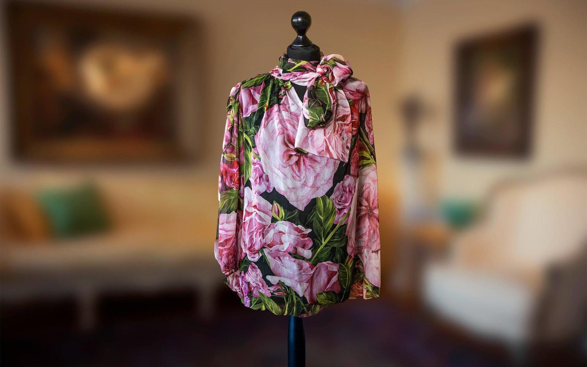 Knytblus i siden från Dolce et Gabbana med blommönster. Den här blusen bar Sara på ELLE-galan 2017.