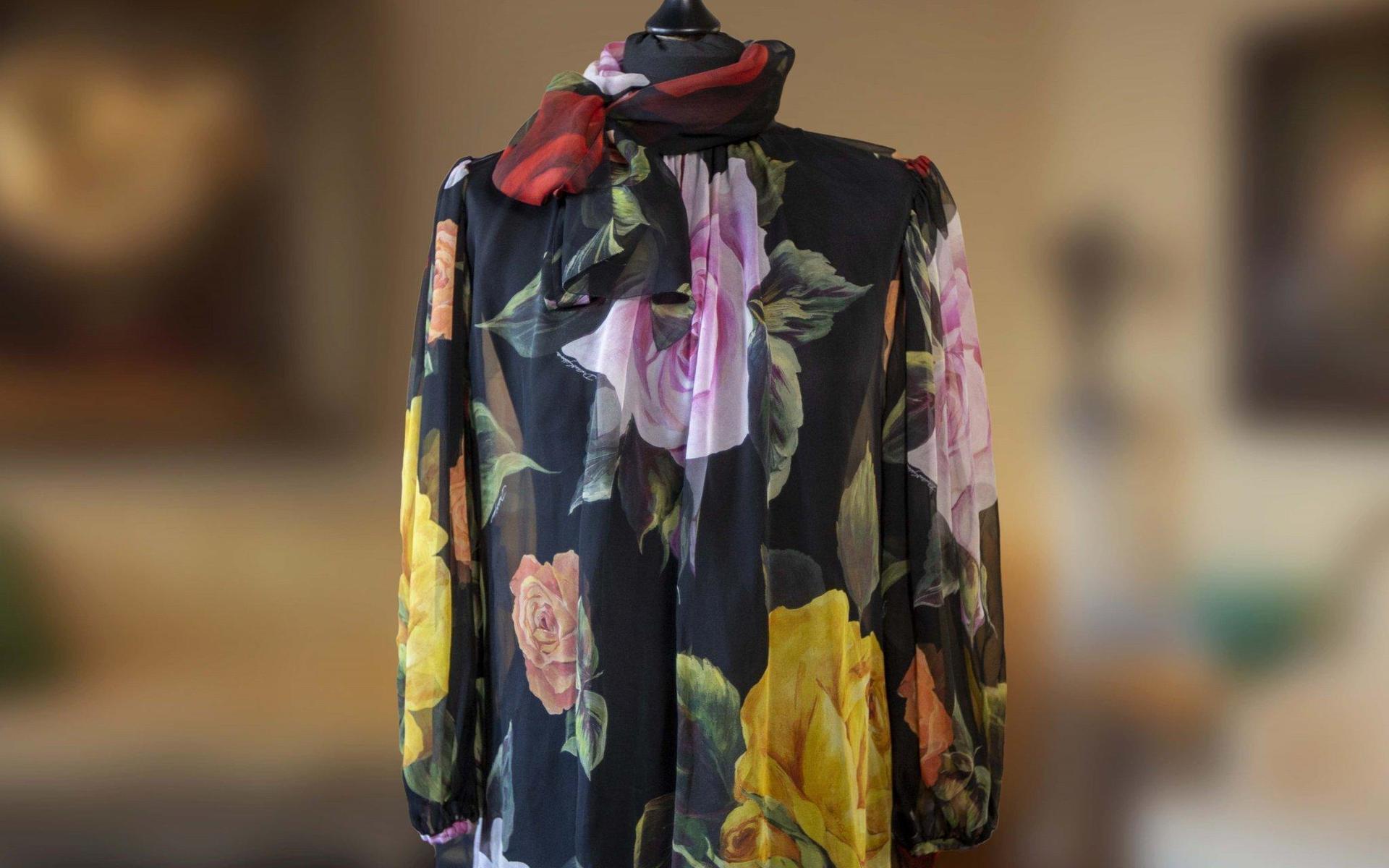 Blommönstrad knytblus i siden från Dolce &amp; Gabbana.  Sara Danius bar denna blus när hon var på Bob Dylans konsert på Stockholm Waterfront den 1 april 2017.