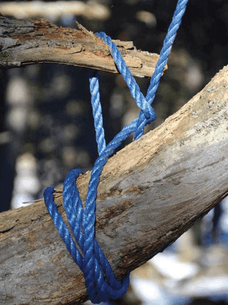 På repet fanns DNA-spår från tre av ungdomarna.