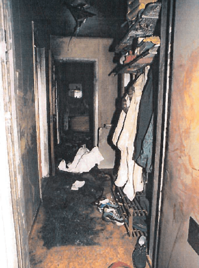 Det ska ha anlagts brand på flera ställen i lägenheten. Bild: Polisen
