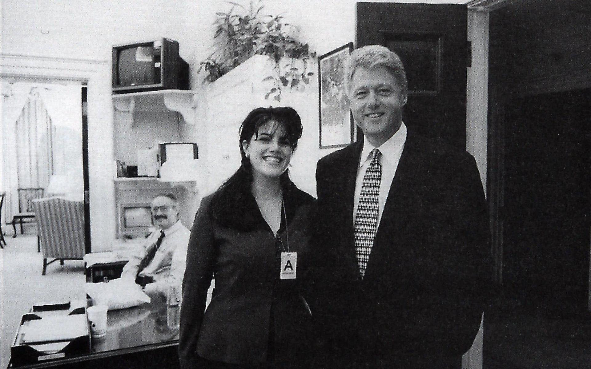 17 november 1995. En ung Monica Lewinsky och presidenten Bill Clinton i Vita huset.
