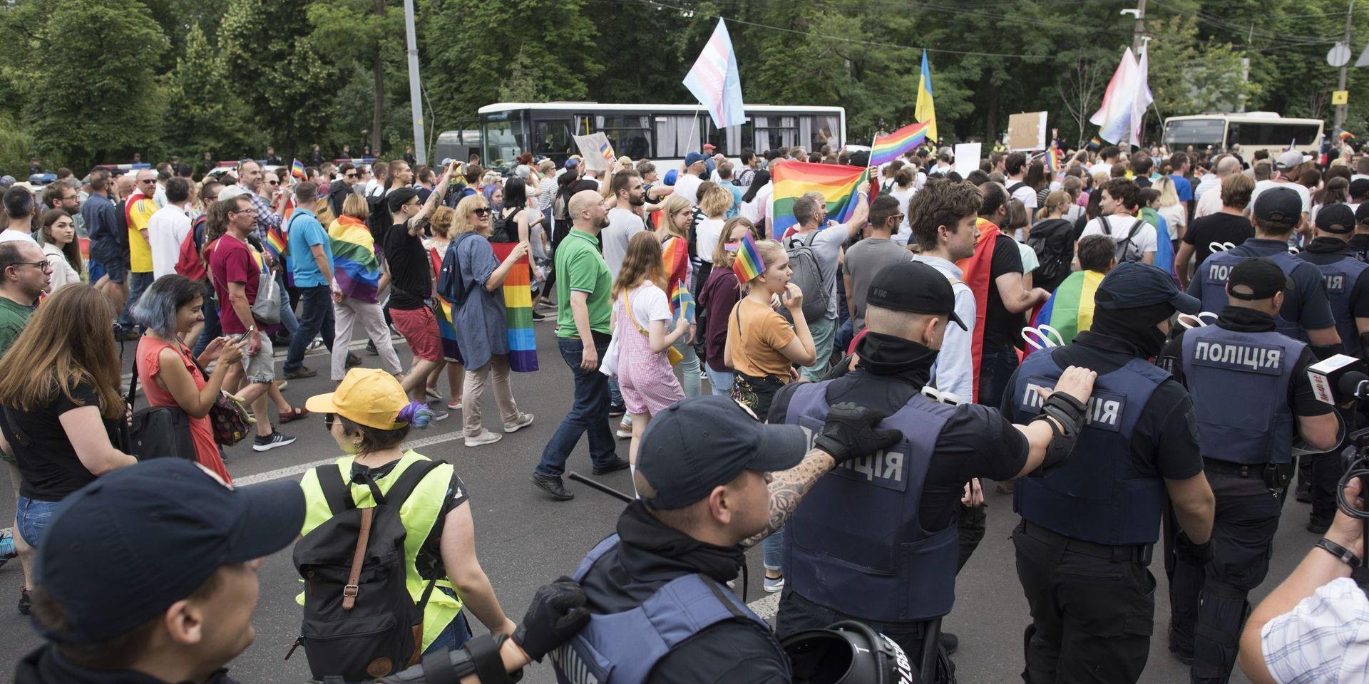 Prideparaden i Kiev 2018, som inte varade mer än 20 minuter – trots skydd från kravallpolis. 