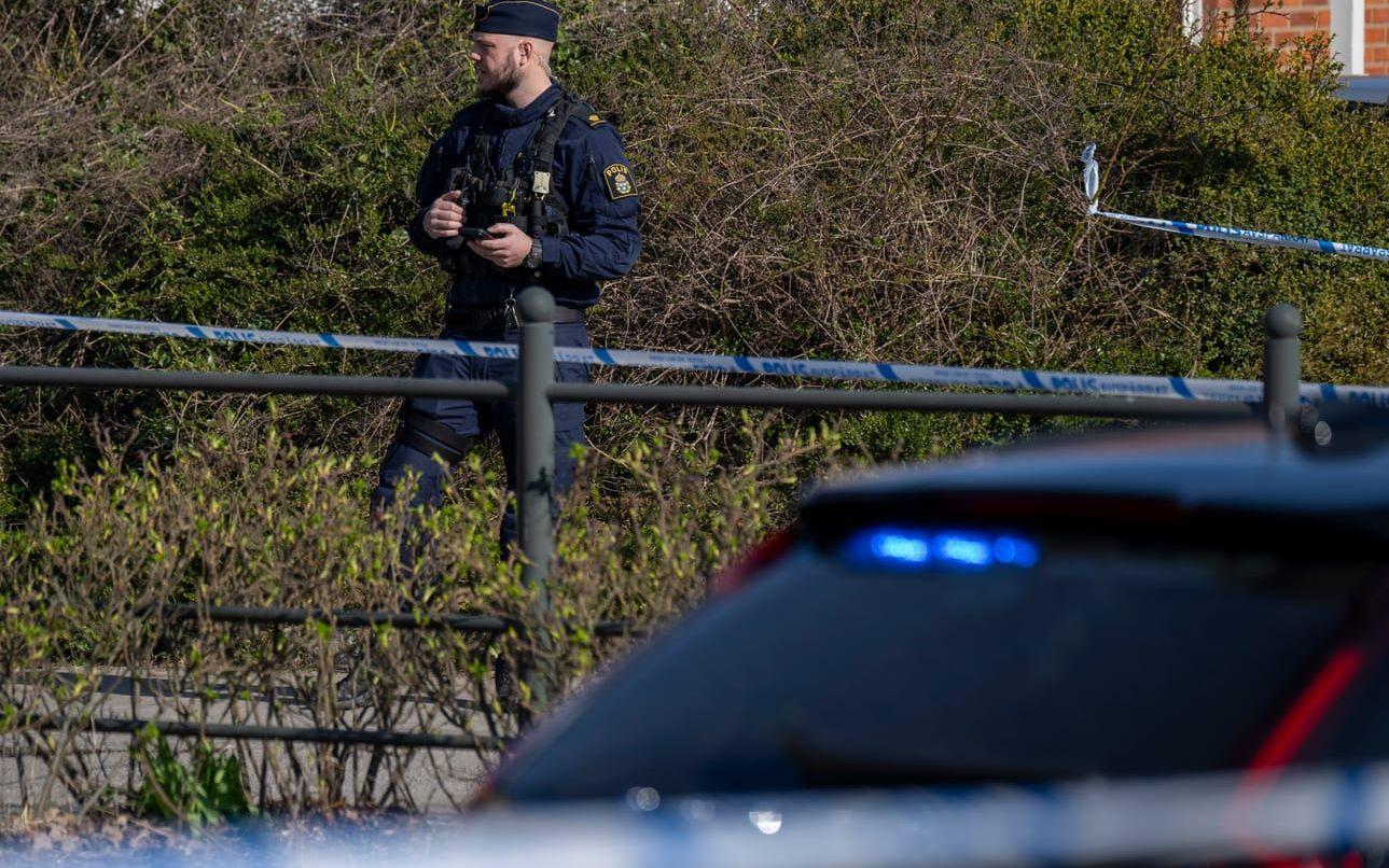 Polis på plats i Fosie i Malmö på fredagsförmiddagen efter larm om en skottlossning.