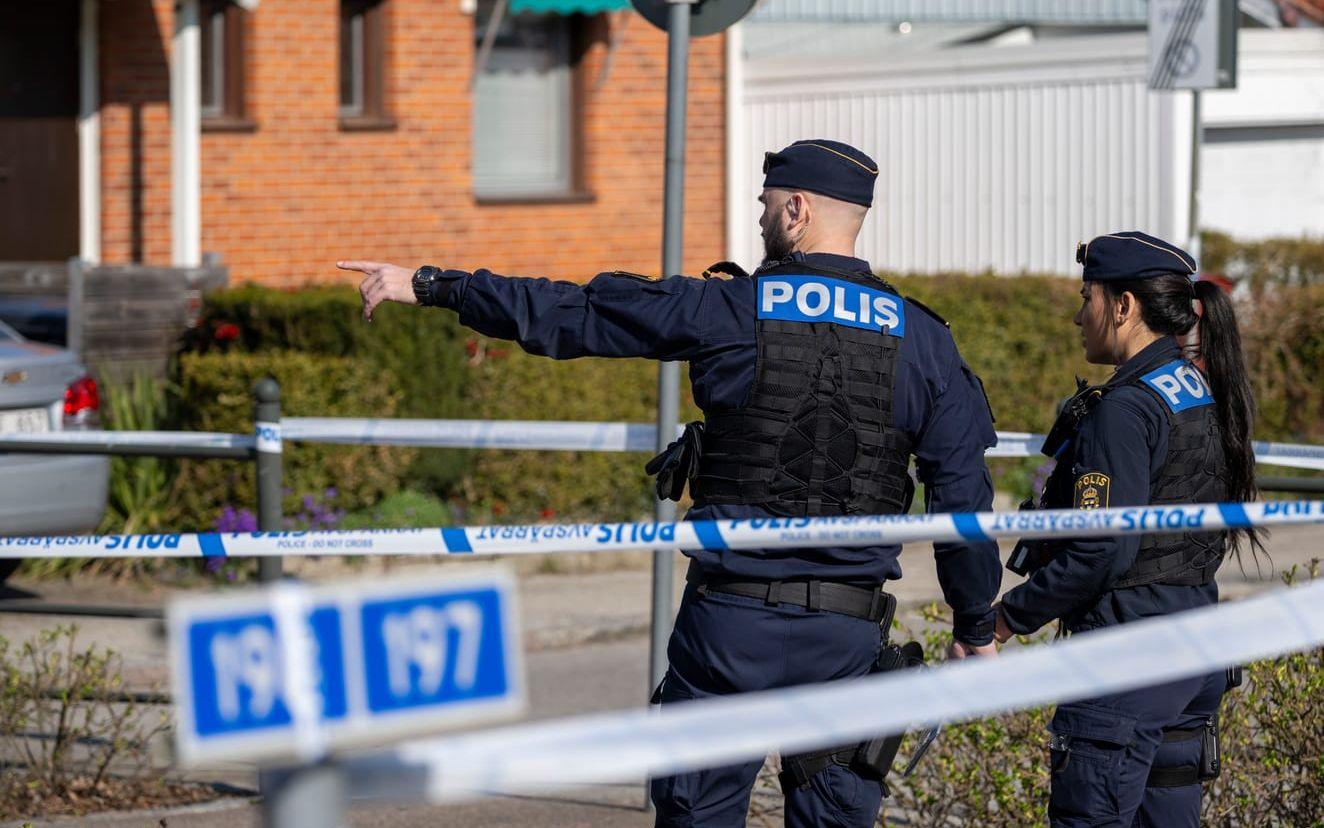 Polis på plats i Fosie i Malmö på fredagsförmiddagen efter larm om en skottlossning mot en bil.