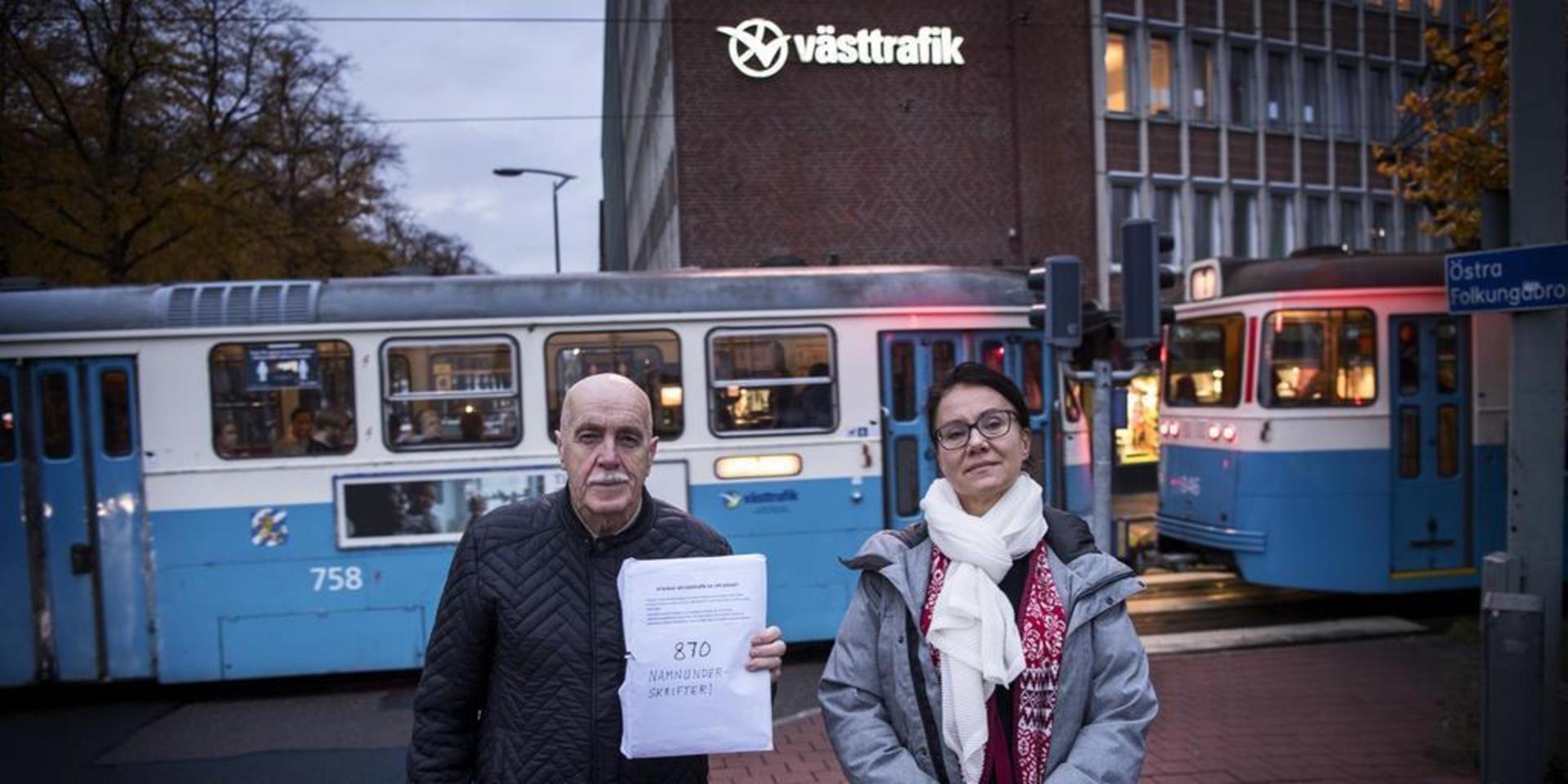 Protesterna gav resultat. Västtrafik lär inom kort presentera en ny busslinje till Kortedala och även spårvagnarnas turtäthet till östra Göteborg ses över. – Det känns som en seger, säger Håkan Lundqvist i aktionsgruppen. Tillsammans med Karin Selak överlämnade han namnunderskrifter till Västtrafik i slutet av oktober.