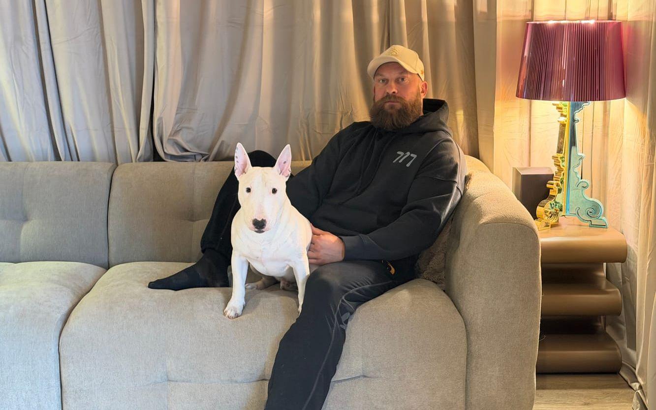 Kenneth Lind är Årets Kenneth 2025. Här tillsammans med en hund som inte heter Kenneth, utan Leif.