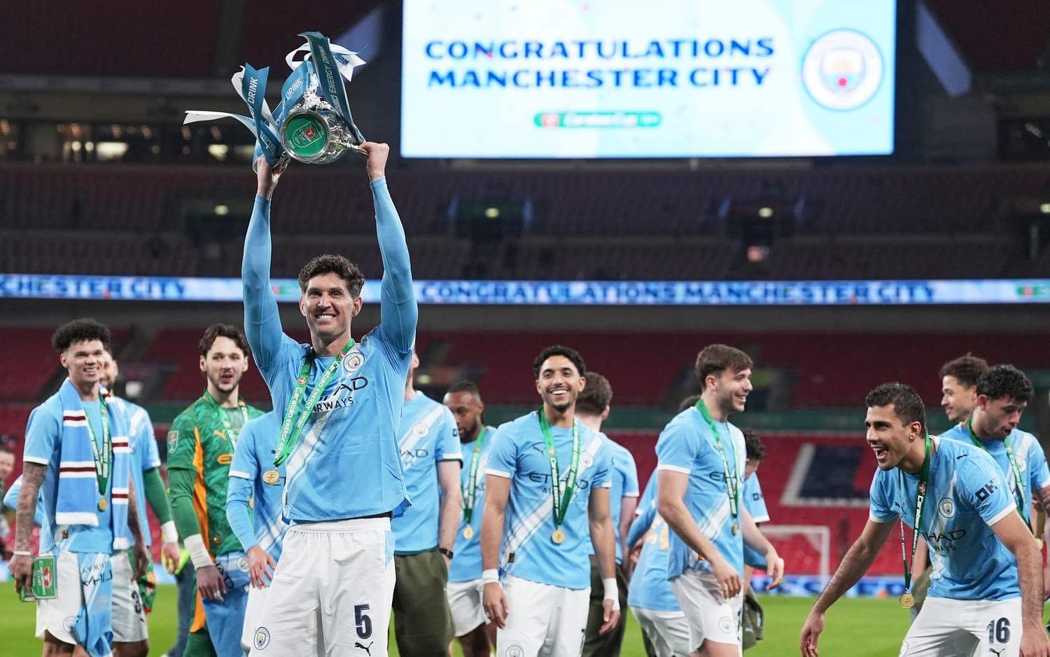 John Stones med en av många pokaler han vunnit med Manchester City. Efter den här säsongen lämnar han klubben. Arkivbild.