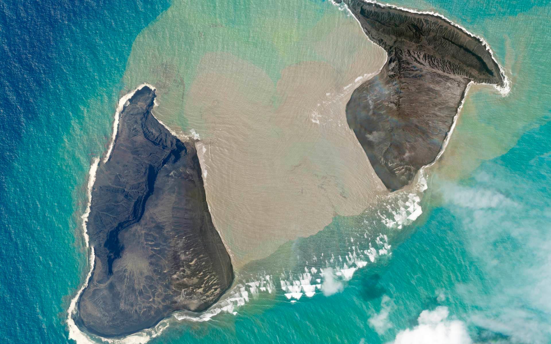 Satellitbild visar vulkanön Hunga Tonga Hunga Ha&apos;apai precis innan utbrottet lördagen den 15 januari.