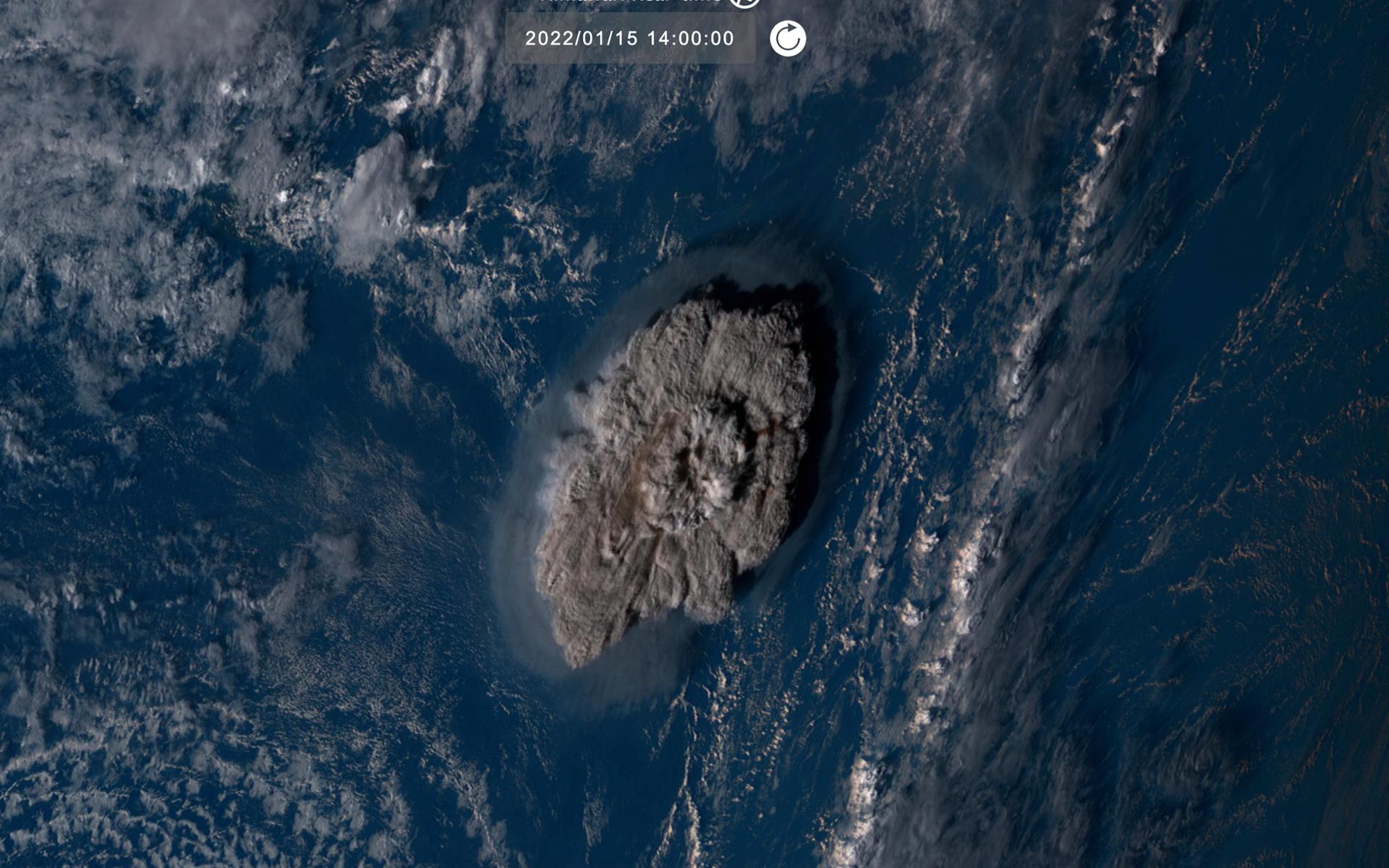 Bild från japanska vädersatelliten Himawari-8, som visar hur vulkanutbrottet reser sig ur havet. Krafterna i vulkanutbrottet motsvarade hundratals Hirsoshimabomber, uppger en forskare vid Nasa.