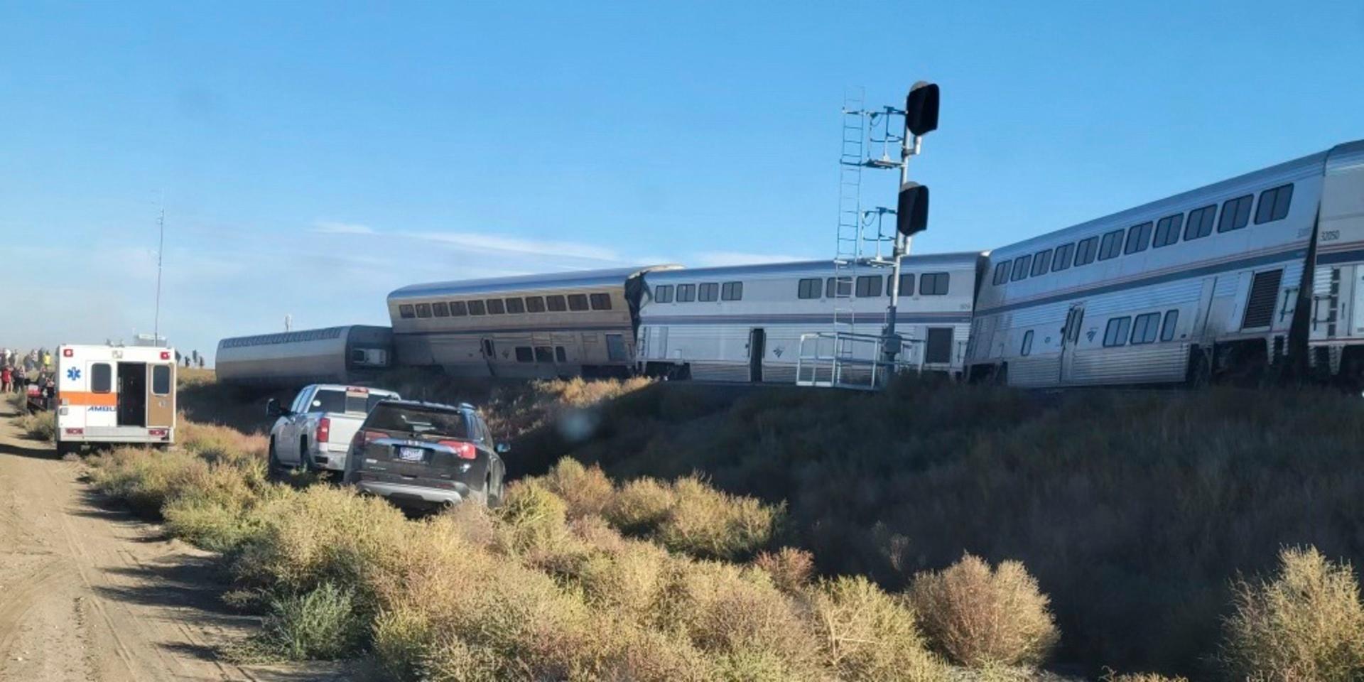 Fem tågvagnar har spårat ur i Montana i nordvästra USA.