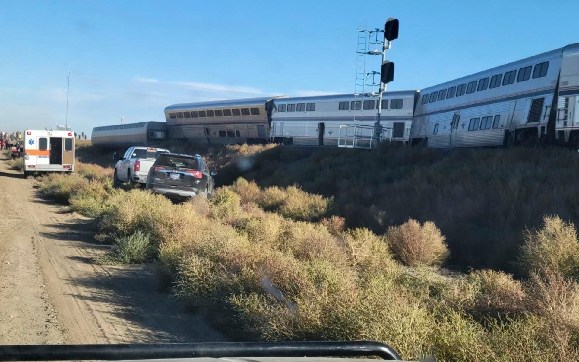 Fem tågvagnar har spårat ur i Montana i nordvästra USA. Bild: Kimberly Fossen via AP.