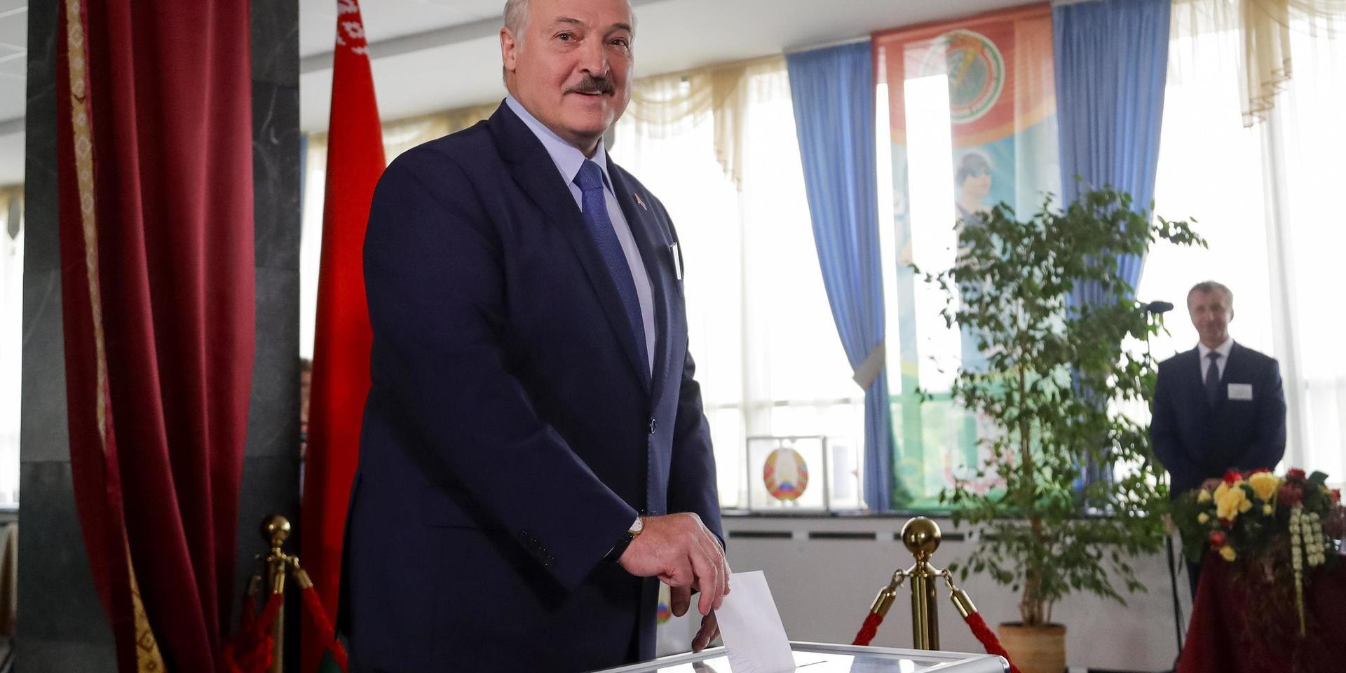 President Alexandr Lukasjenko har suttit vid makten sedan 1994 och har nu säkrat sin sjätte mandatperiod.