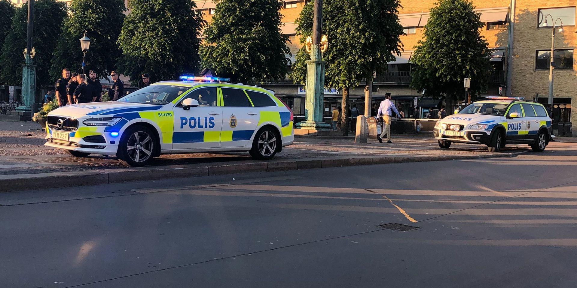 Vid åttatiden på torsdagskvällen larmades polis och ambulans till Brunnsparken efter en knivskärning. 