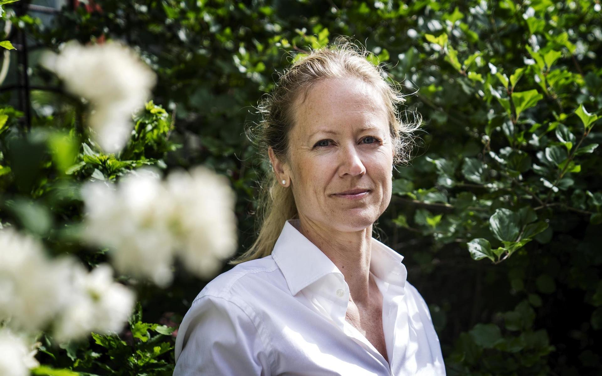 Kristine Rygge, vaccinationssamordnare i Västra Götalandsregionen säger att trycket på sjukvården kommer att vara fortsatt högt under sommaren även om färre nu vårdas på sjukhus med covid-19. 