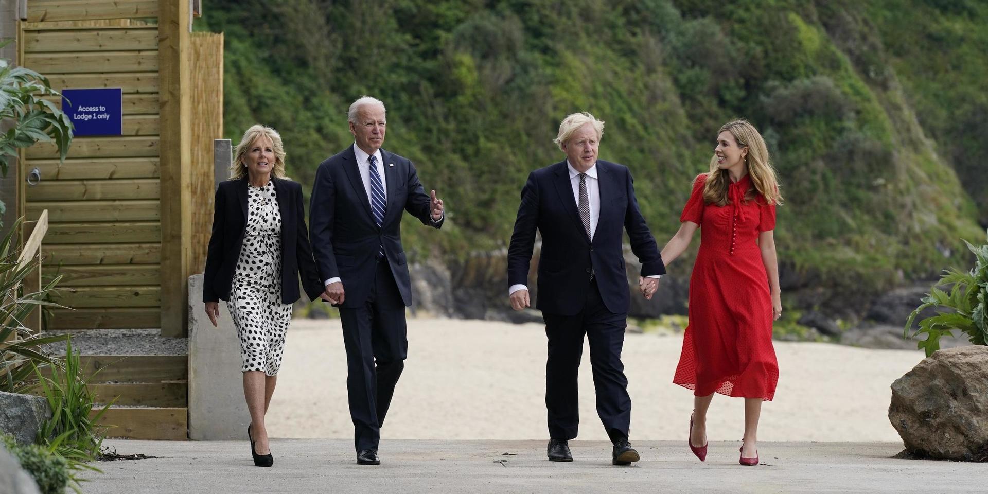 Presidentparet Joe och Jill Biden träffar Storbritanniens premiärminister Boris Johnson och hans fru Carrie Johnson i Carbis Bay, England.