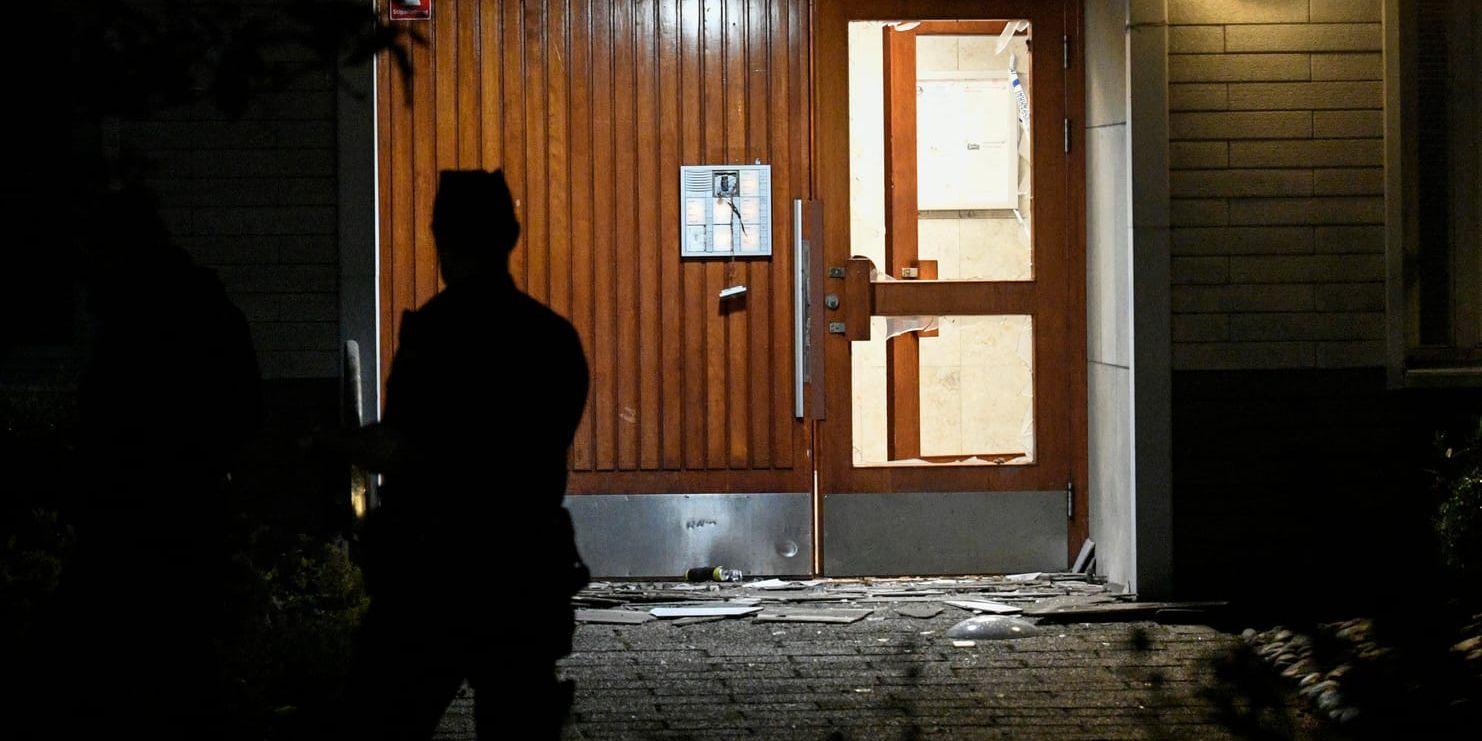 Skador efter en explosion vid ingången till ett flerfamiljshus i Malmö förra sommaren. En person på kommunens stödboende kopplades till dådet, men dömdes inte. Arkivbild.