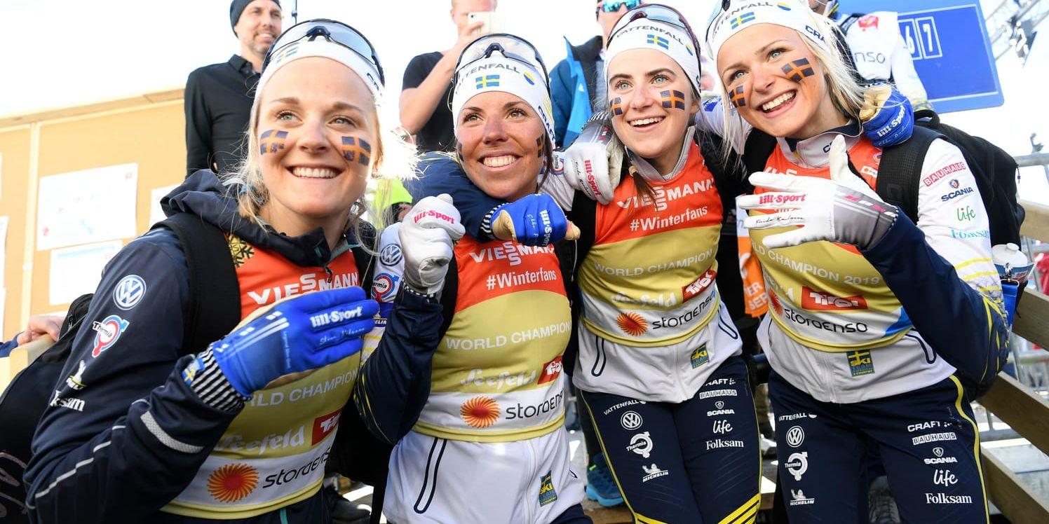 Sveriges Stina Nilsson, Charlotte Kalla, Ebba Andersson och Frida Karlsson efter VM-guldet i damernas stafett, 4x5 kilometer.