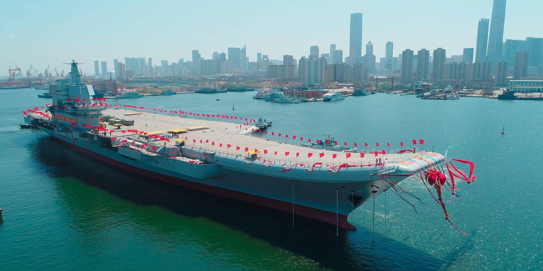Kinas nya hangarfartyg sjösätts i staden Dalian i nordöstra Kina. Bild från den kinesiska nyhetsbyrån Xinhua.