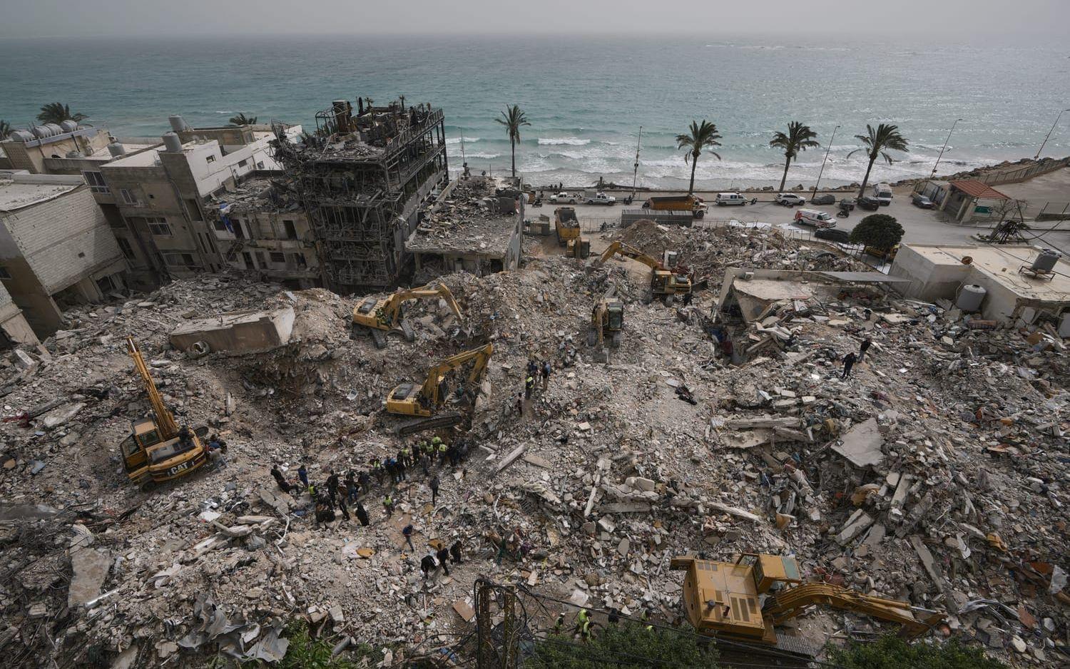 Arbetet för att röja bråte i staden Tyr i södra Libanon pågår. Bilden togs i lördags. 