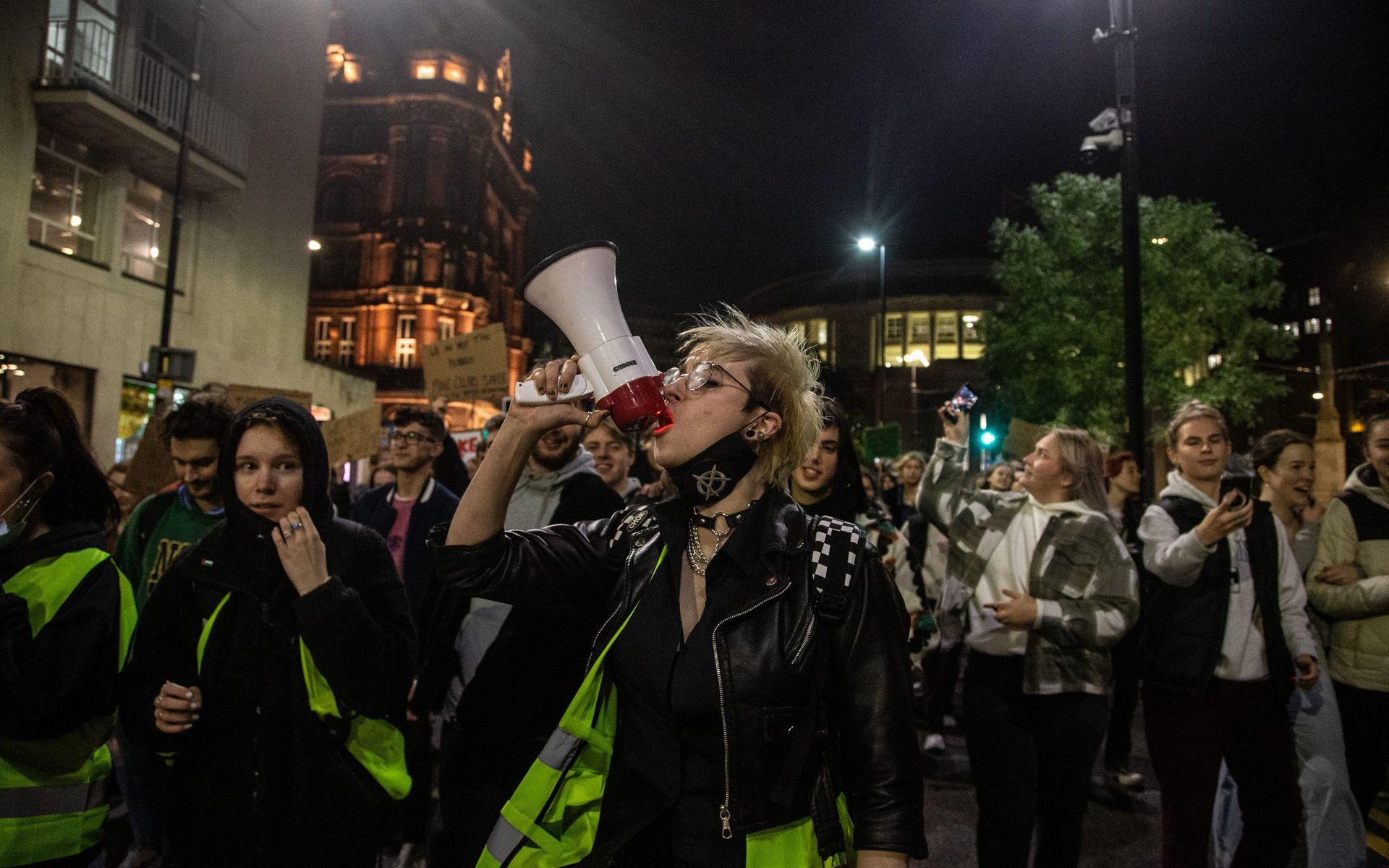 Under onsdagskvällen hölls demonstrationer på ett 40-tal ställen runt om i Storbritannien. Bland annat i Manchester.