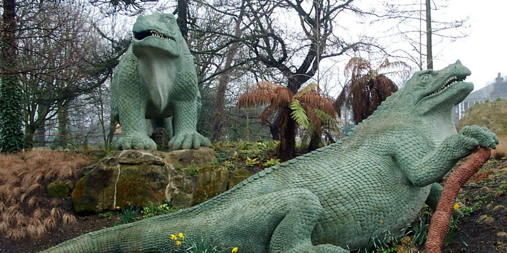 Några av dinosaurierna i skulpturparken. Arkivbild. 