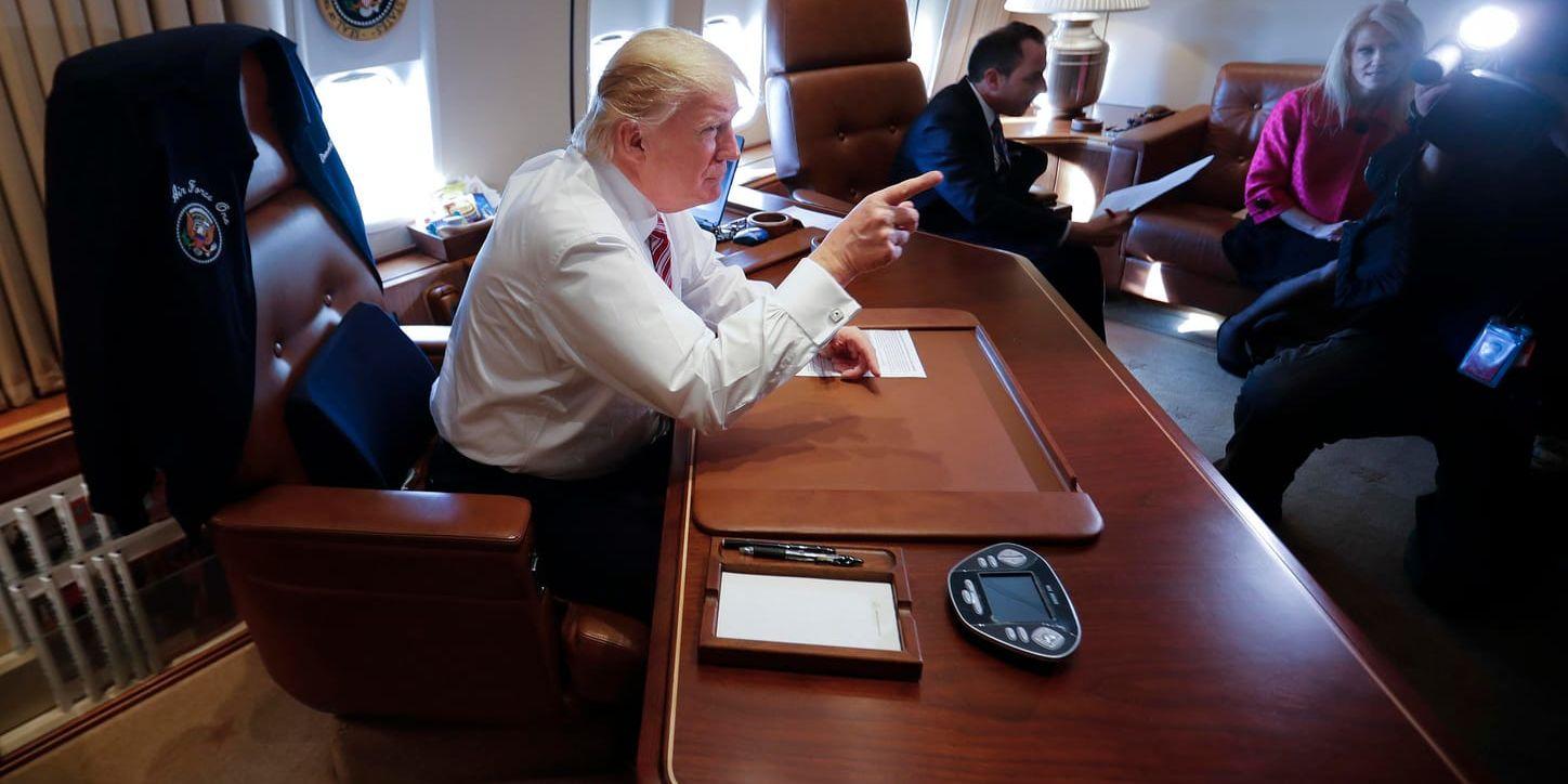 President Donald Trump vid sitt skrivbord ombord presidentplanet. Bilden är från slutet av januari förra året.