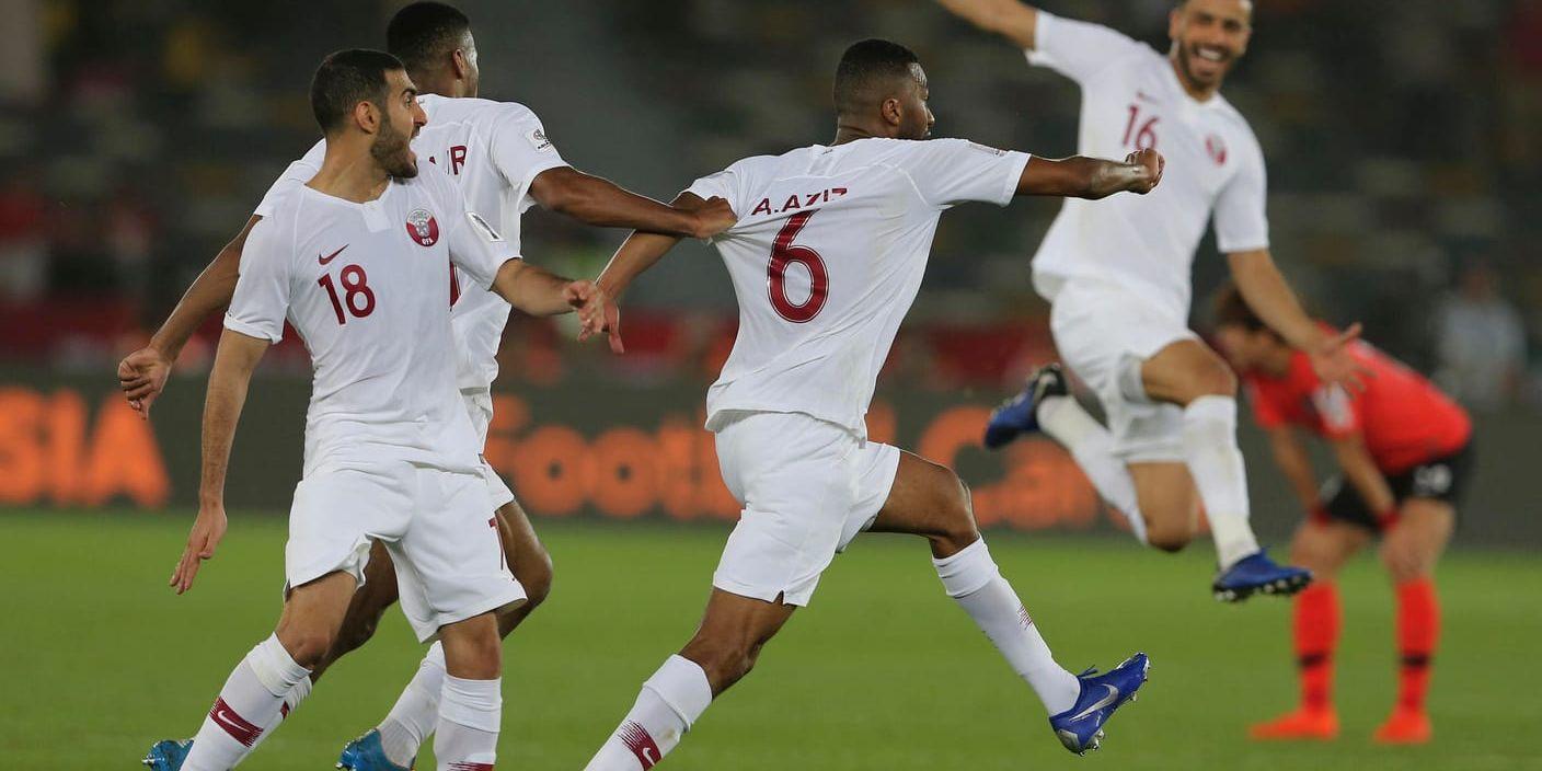 Abdulaziz Hatem (i mitten) firar sitt mål med sina qatariska lagkamrater.