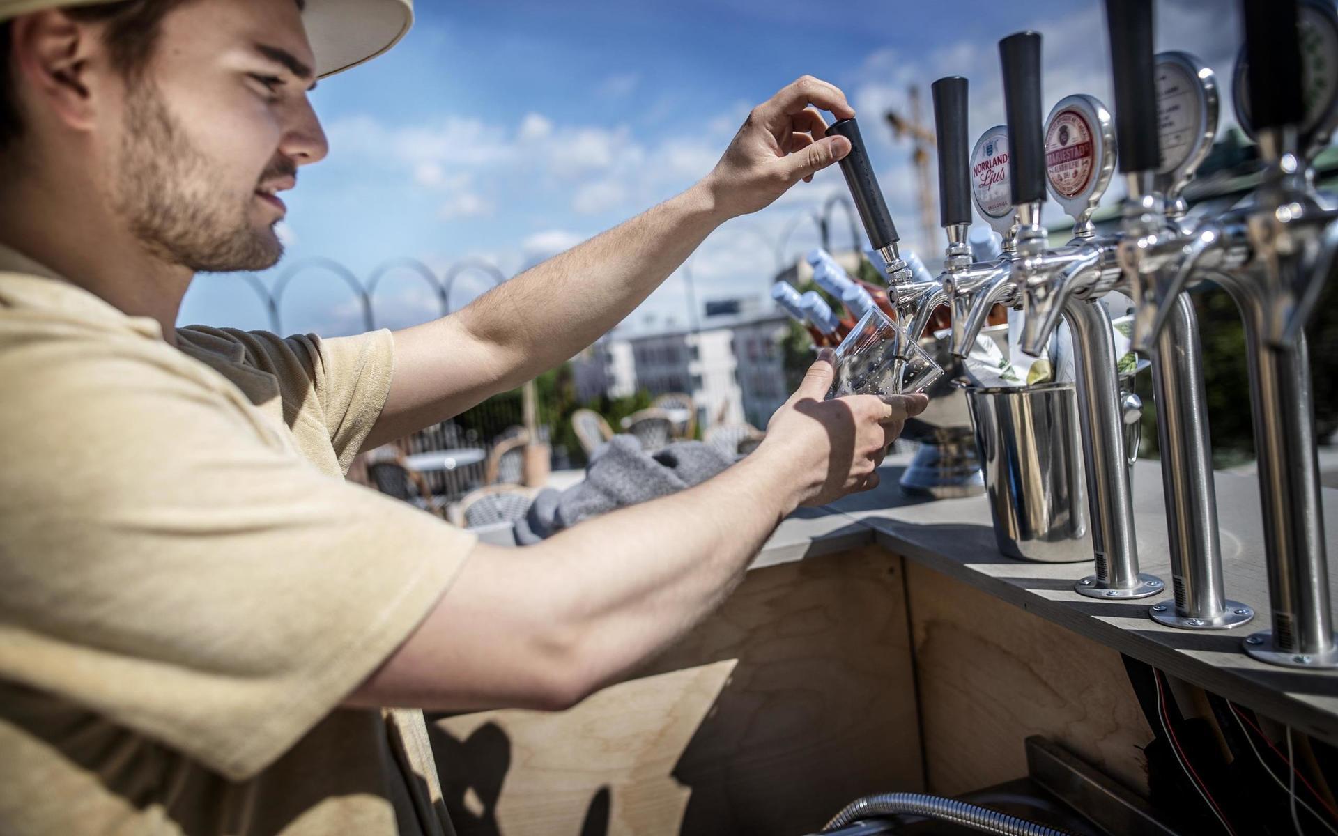 ”Det är väldigt kul att se folks reaktioner när de kommer upp, det är verkligen en unik plats för Göteborg”, säger bartendern Kristoffer Söderholm.