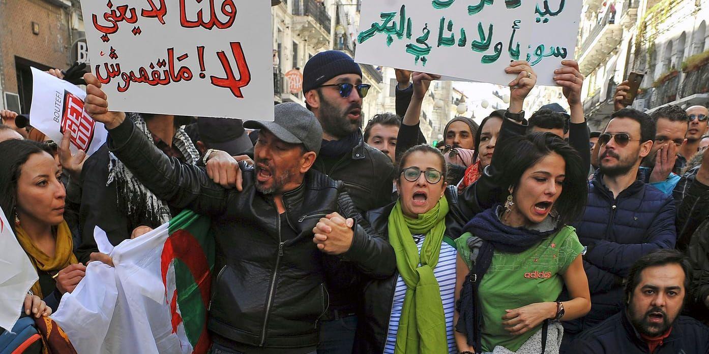 Demonstranter protesterar den gångna helgen mot en femte mandatperiod för Abdelaziz Bouteflika i Algeriets huvudstad Alger.