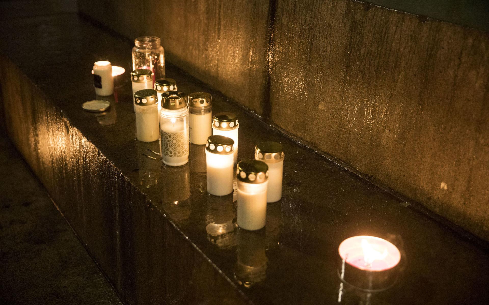 Ljus tändes och det hölls en tyst minut till minnet av Dante på Gustav Adolfs torg i Göteborg