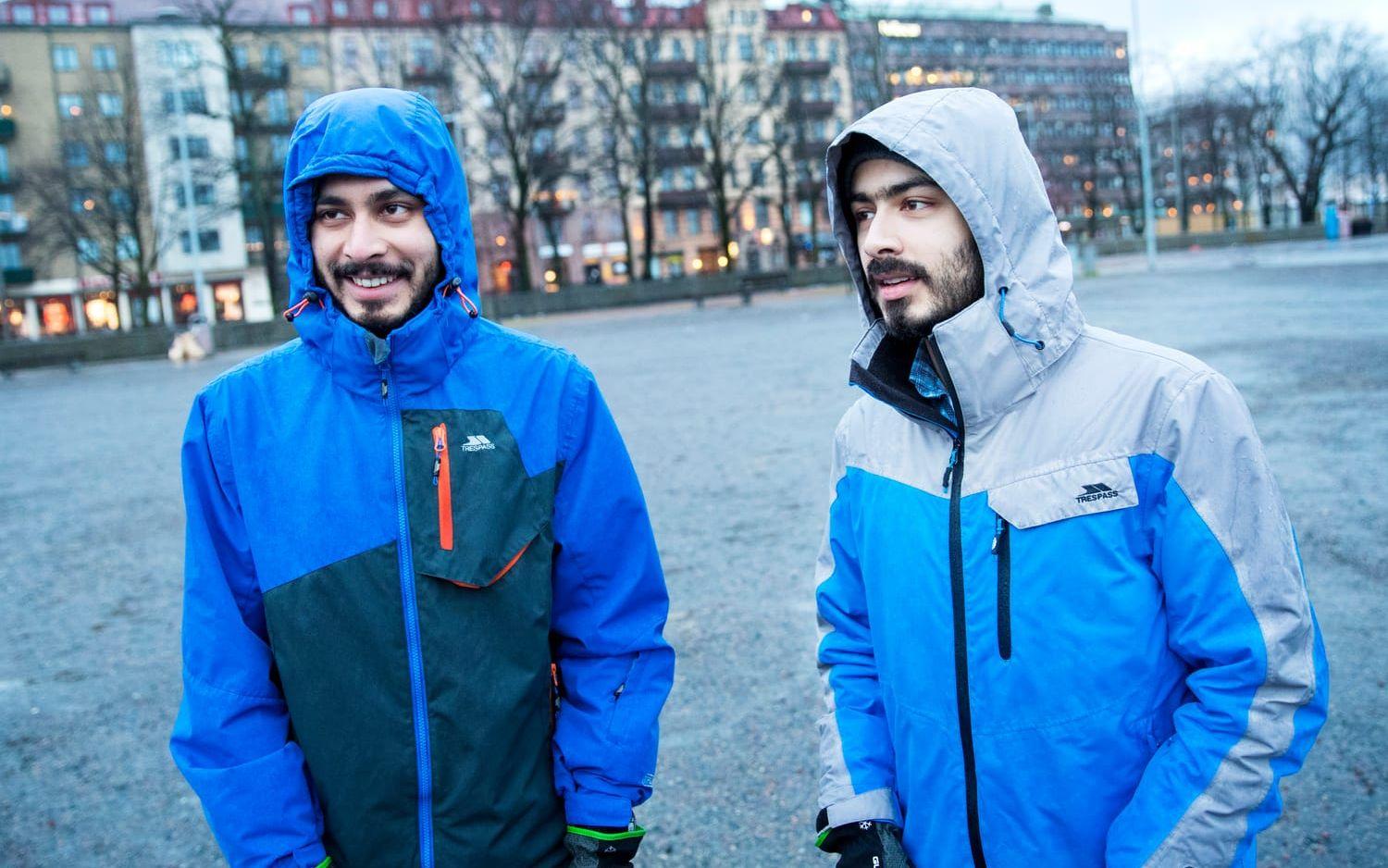 Utbytesstudenterna Saad och Saud Ahmad från Pakistan är med och städar i Göteborg för första gången. "Göteborg är mycket renare än Pakistan", säger Saud. 