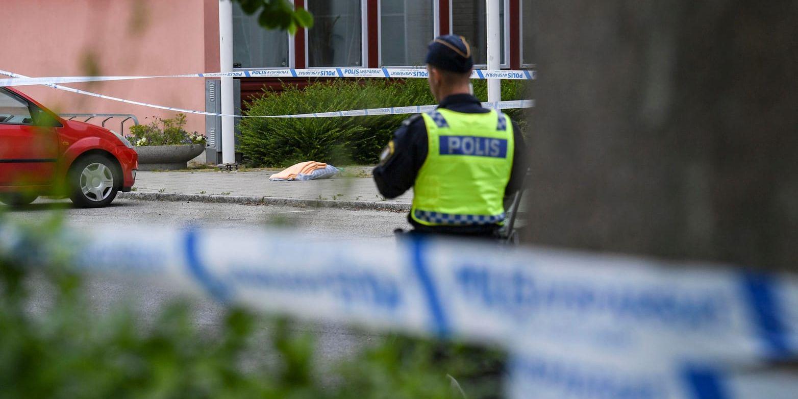 Polis vid avspärrningar efter det misstänkta mordet på en man i 20-årsåldern i Malmö i måndags. Arkivbild.