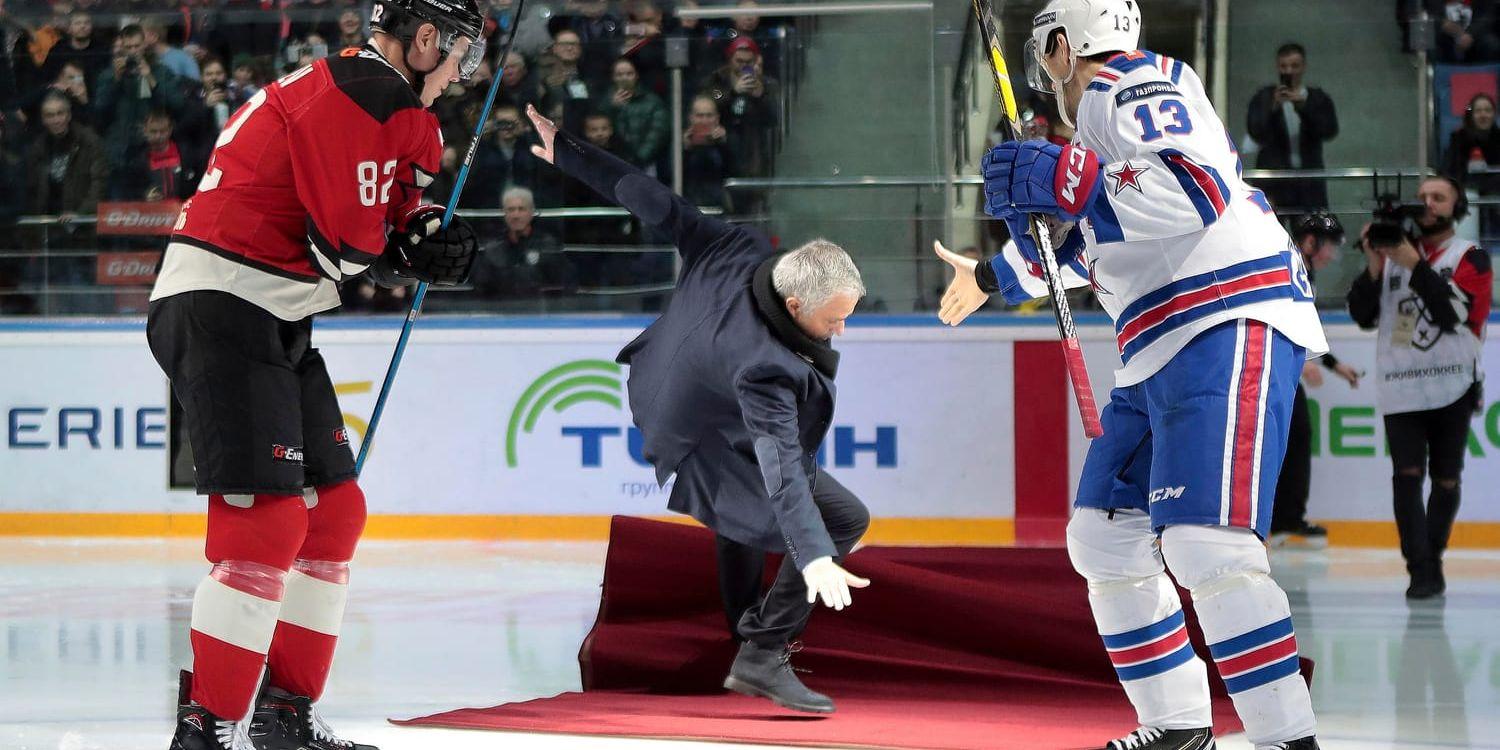 På hal is. José Mourinho vurpar som gäst på en KHL-match i måndags. Nu har han accepterat böter på cirka 20 miljoner kronor för skattefusk.