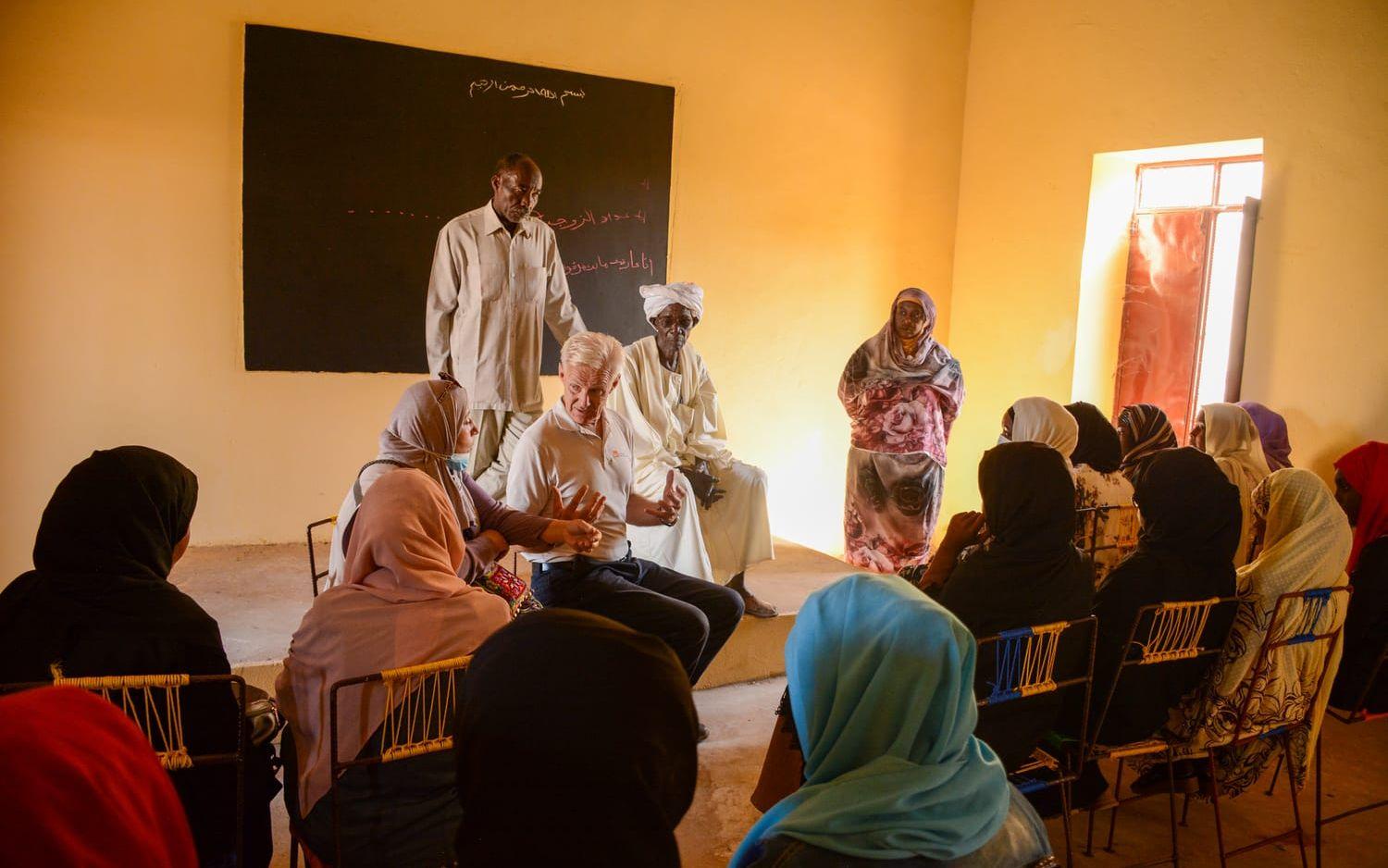 Norska flyktinghjälpens generaldirektör Jan Egeland på besök i en flickskola i Geneina i västra Darfur.