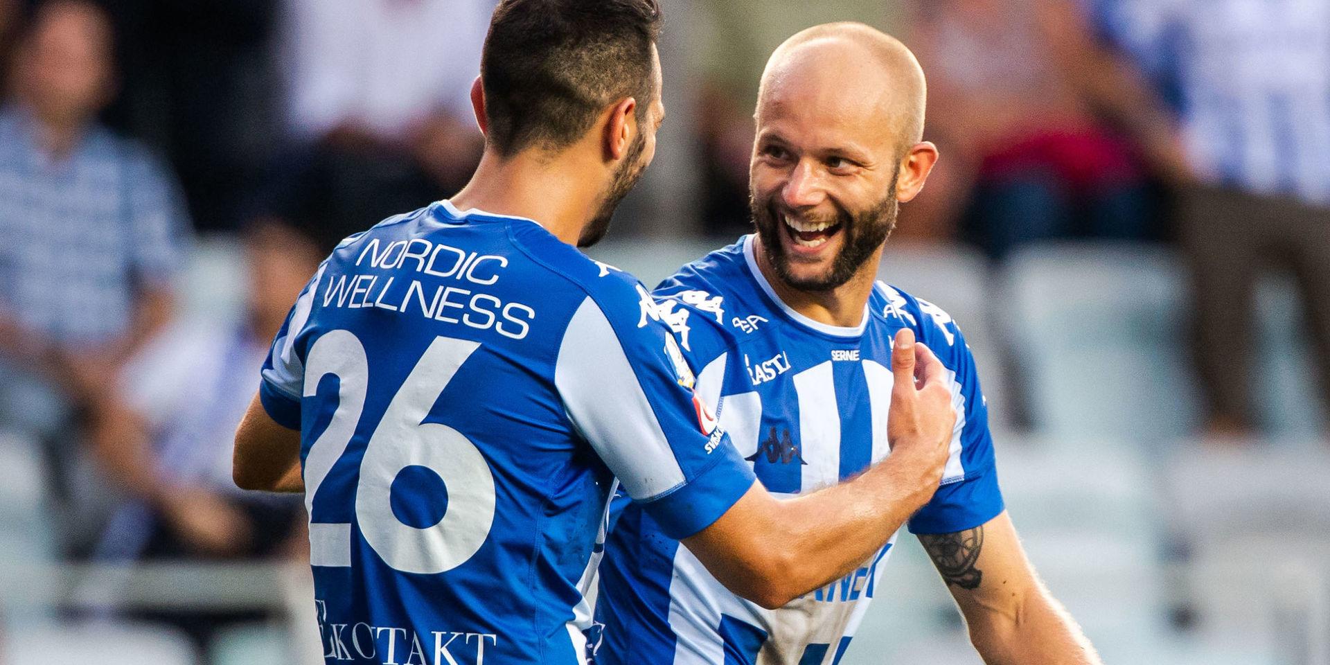 IFK Göteborgs Robin Söder jublar tillsammans med lagkamraten André Calisir. 