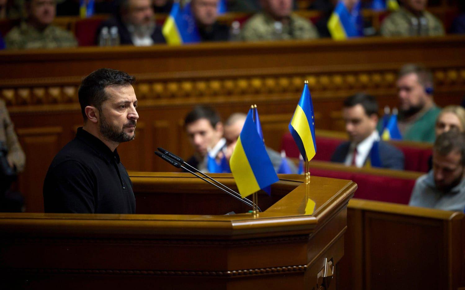 Ukrainas president Volodymyr Zelenskyj inför parlamentet i Kiev under onsdagen.