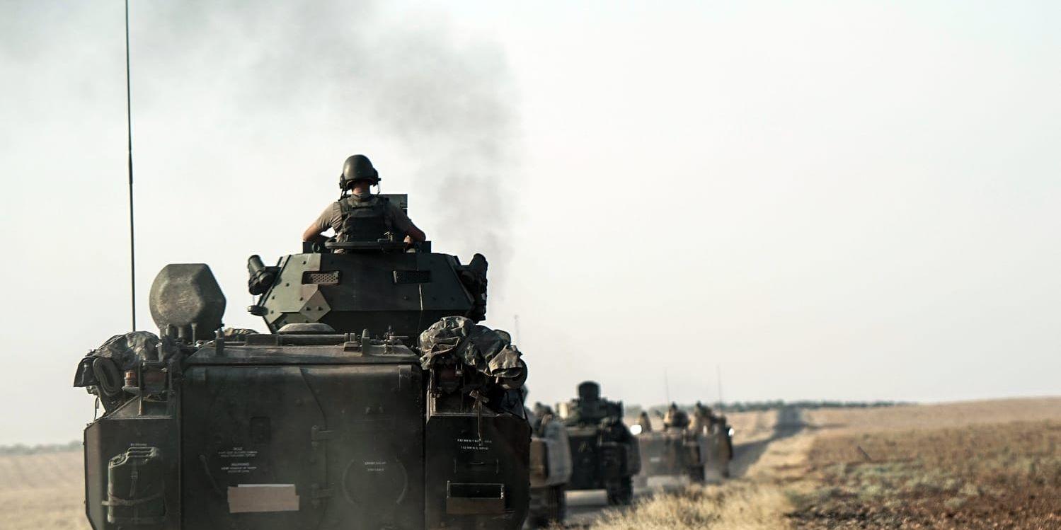 Turkiska styrkor på väg mot den syriska gränsen. Bild: Halit Onur Sandal, AP