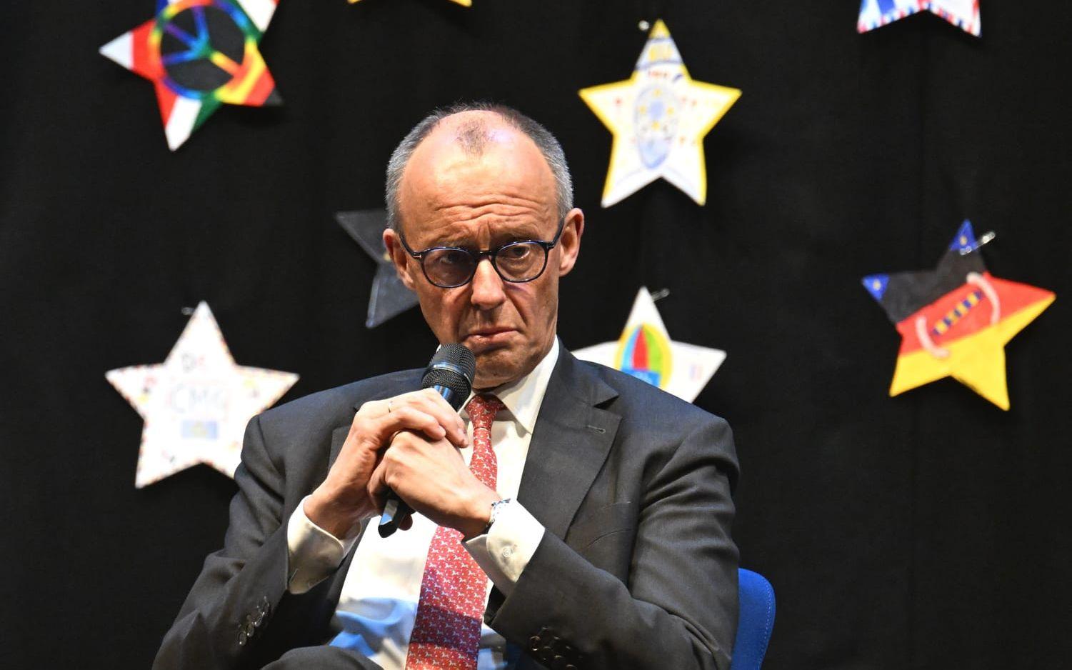 Tysklands förbundskansler Friedrich Merz deltar i en paneldiskussion med elever i västra Tyskland.