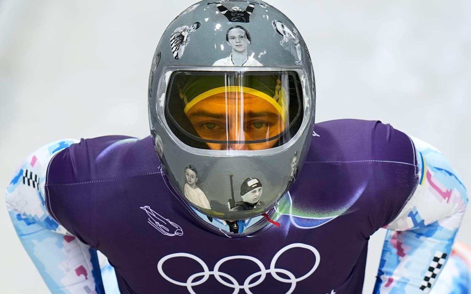 Ukrainske skeletonåkaren Vladyslav Heraskevytj under träning med den hjälm som fått honom diskvalificerad från OS.