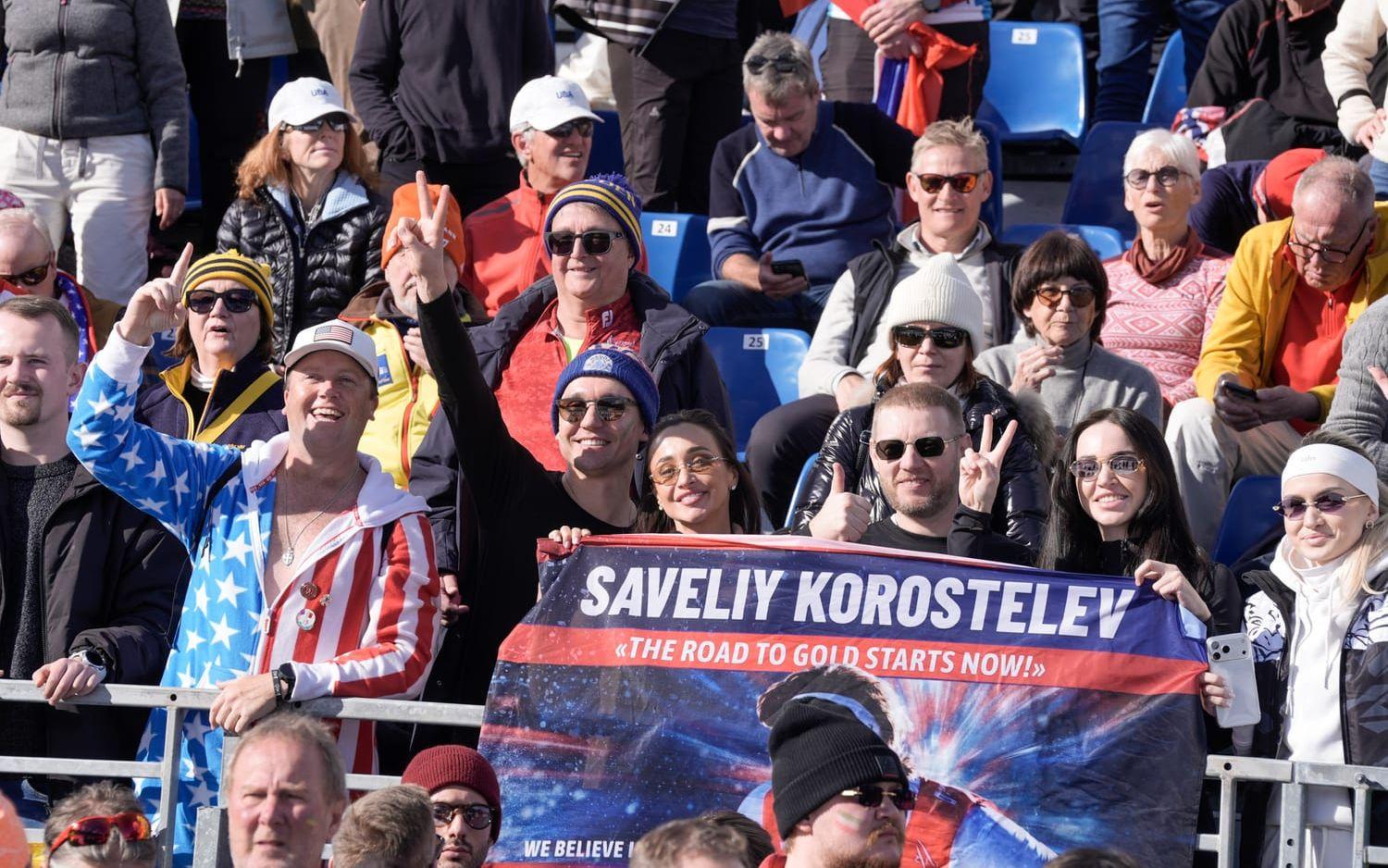 Ryska supportrar till längdåkaren Savelij Korosteljov på läktaren i OS.