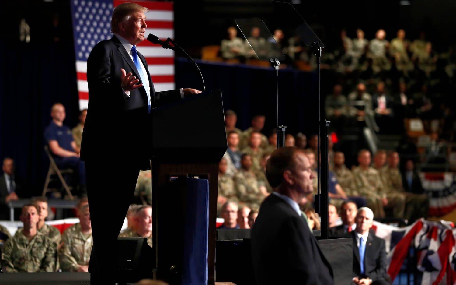 Donald Trump talar på Fort Meyers i Arlington om sina framtida strategier i Aghanistan. Bild: AP Photo/Carolyn Kaster.