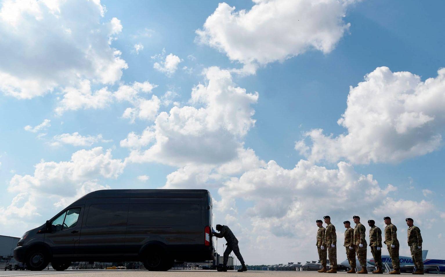 En soldat på Dover Air Force Base i Delaware stänger dörrarna till en skåpbil där kvarlevorna av två andra soldater som stupade i början av augusti i Kandahar ska köras iväg. Bild: AP Photo/Steve Ruark.
