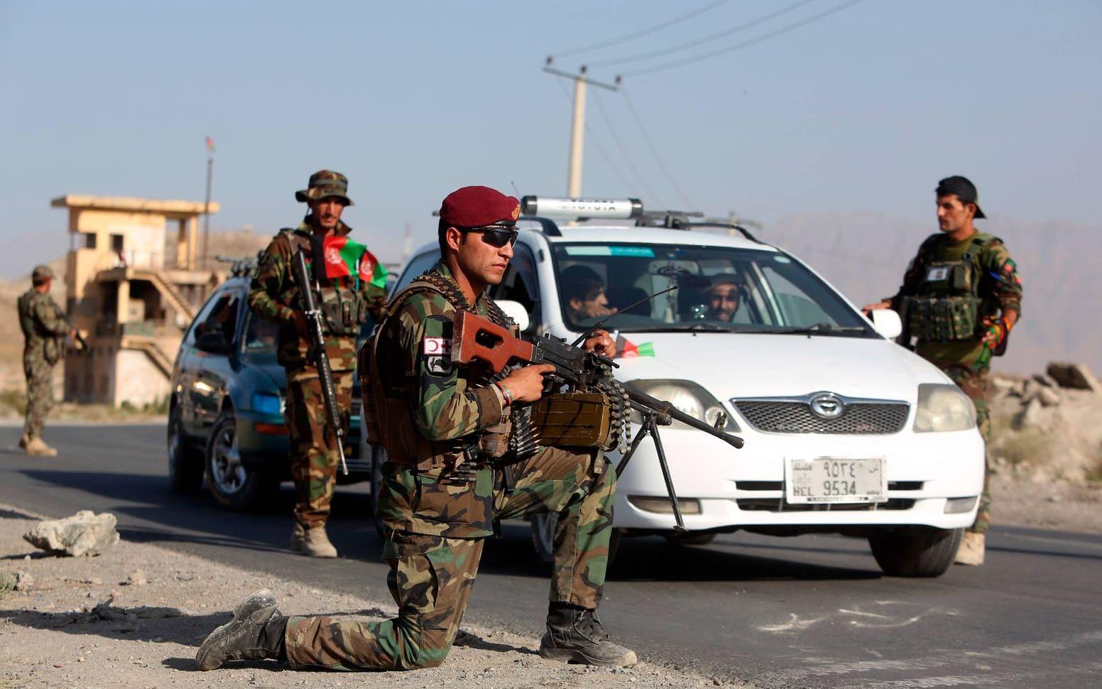 Afghanistansk militär söker igenom en bil vid en vägspärr utanför Kabul den 21:a augusti i år. Bild: AP Photo/Rahmat Gul.