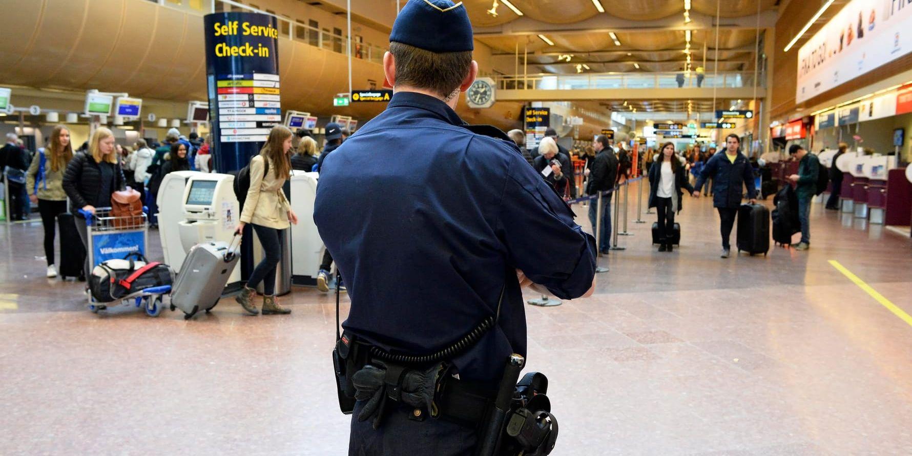 En förundersökning om brott mot utlänningslagen har inletts mot tre personer som varit städare i polisens lokaler på Arlanda flygplats i Stockholm. Arkivbild.