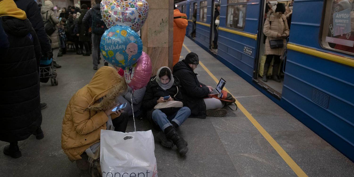 Människor tar skydd i Kievs tunnelbana under måndagens ryska robotattacker.