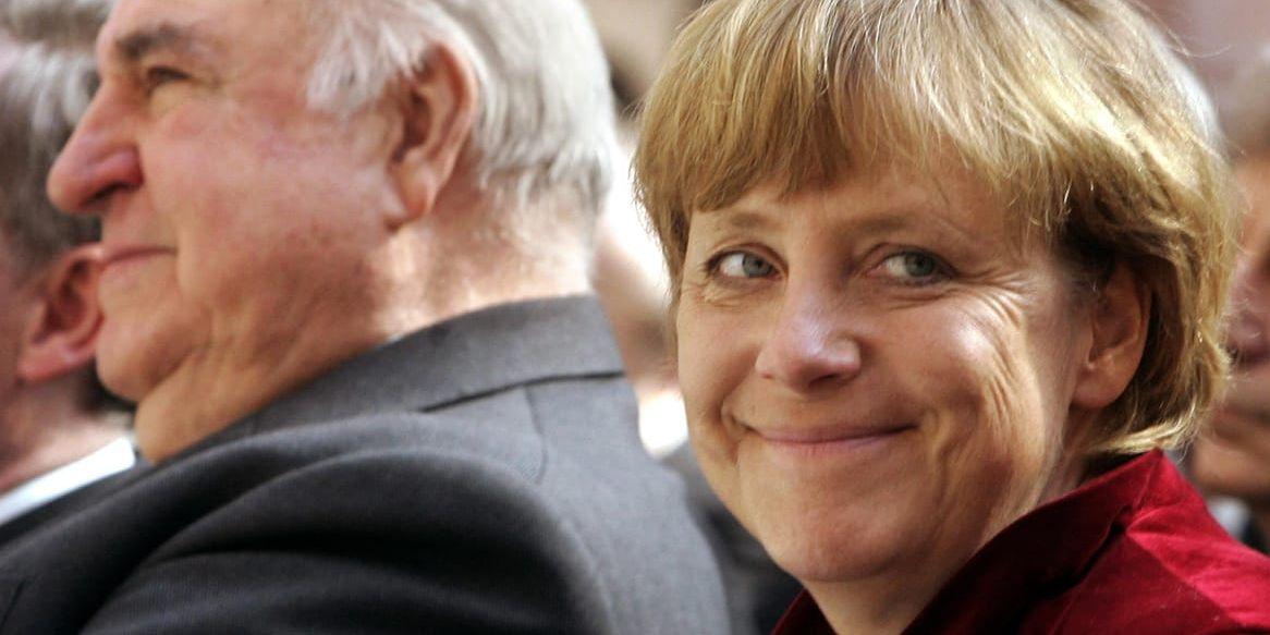 CDU-ledaren Angela Merkel tillsammans med sin tidigare mentor Helmut Kohl, tysk kansler mellan 1982 och 1998, under Kohls 75-årsfirande 2005. Ett halvår senare tog Merkel över kanslersposten från Gerhard Schröder. Arkivbild.